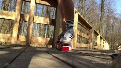 Sneaker-girl Red Queen – Crushing A Fire-truck