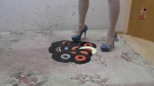 Old Records Crushed Unter High Heels