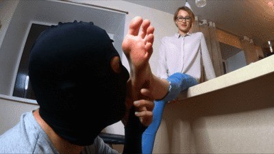 Eva – Foot Worship On The Kitchen