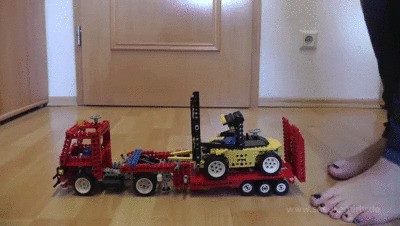 Sneakergirly – Lego Toy Car Crush