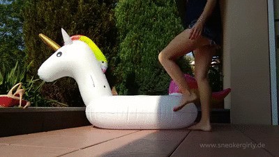 Sneakergirly Sarah – Inflatable Unicorn Crush